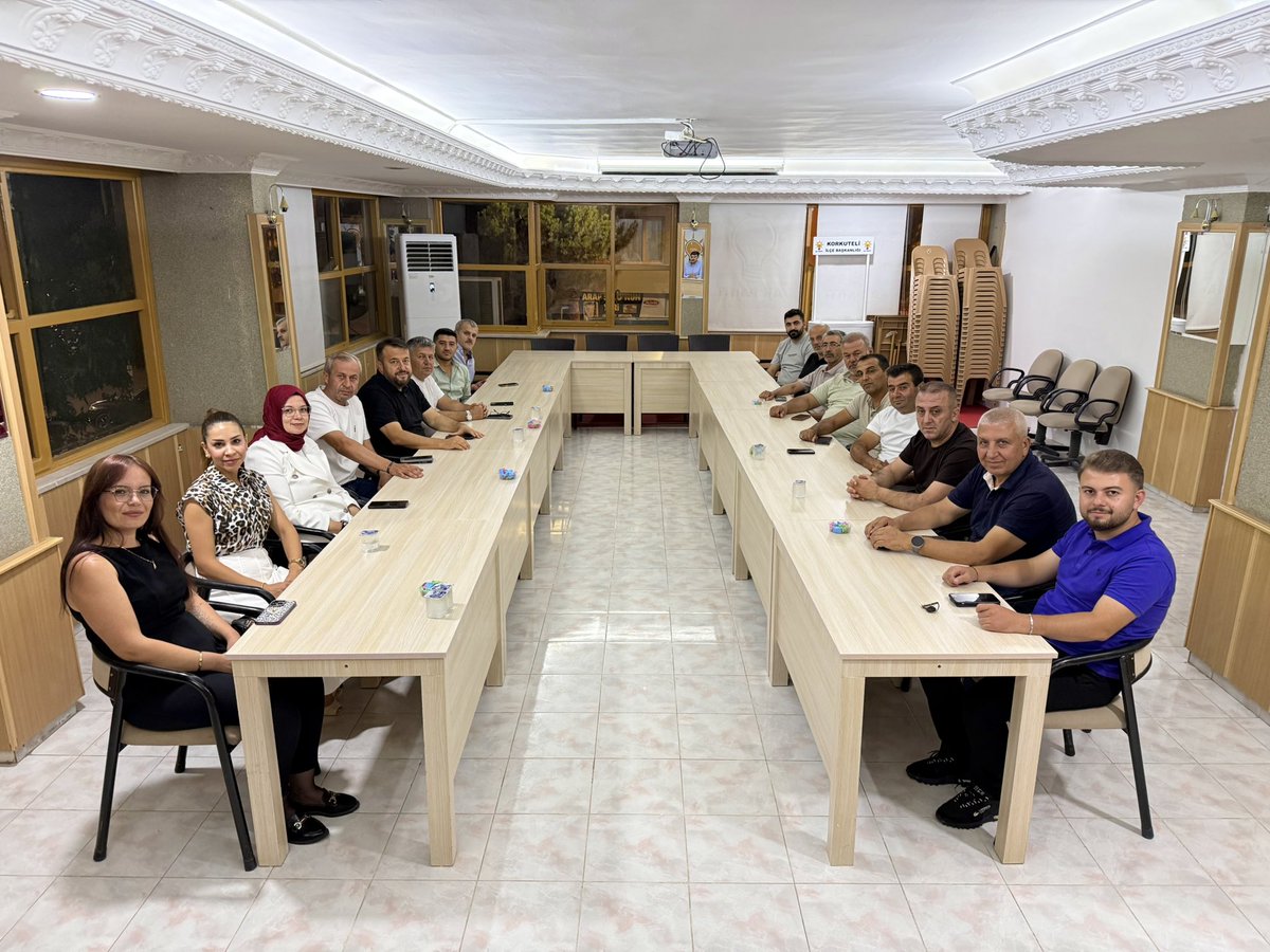 Ak_Korkuteli's tweet photo. İlçe Başkanımız Osman Nuri KÖK’ün Başkanlığında Koordinatörümüz Ali Bayram Doğan’ın Katılımlarıyla Haftalık İlçe Olağan Yönetim Kurulu Toplantımızı Gerçekleştirdik. https://t.co/3lVD8yjKOk