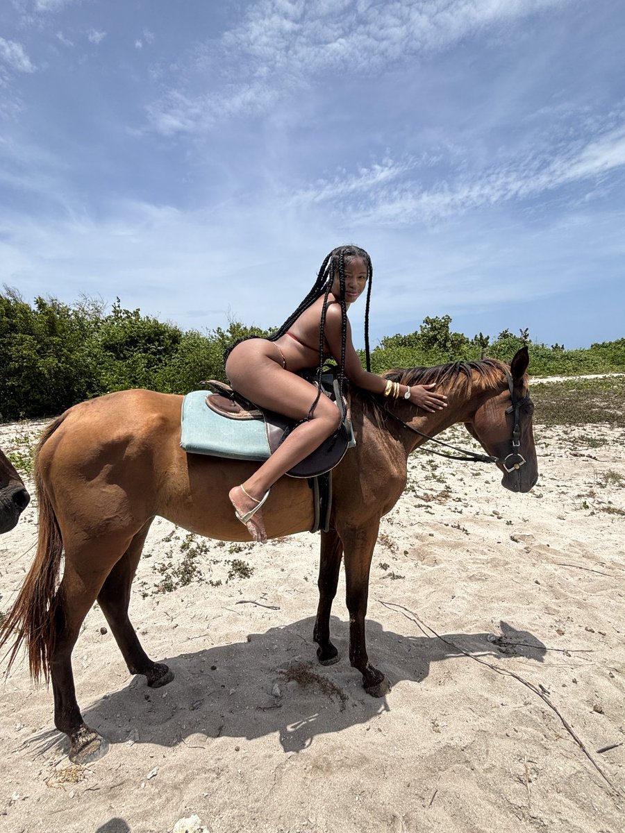 _chamarie's tweet photo. I’m in Jamaica where are you 🇯🇲🐎 https://t.co/QGtqHu5OhT