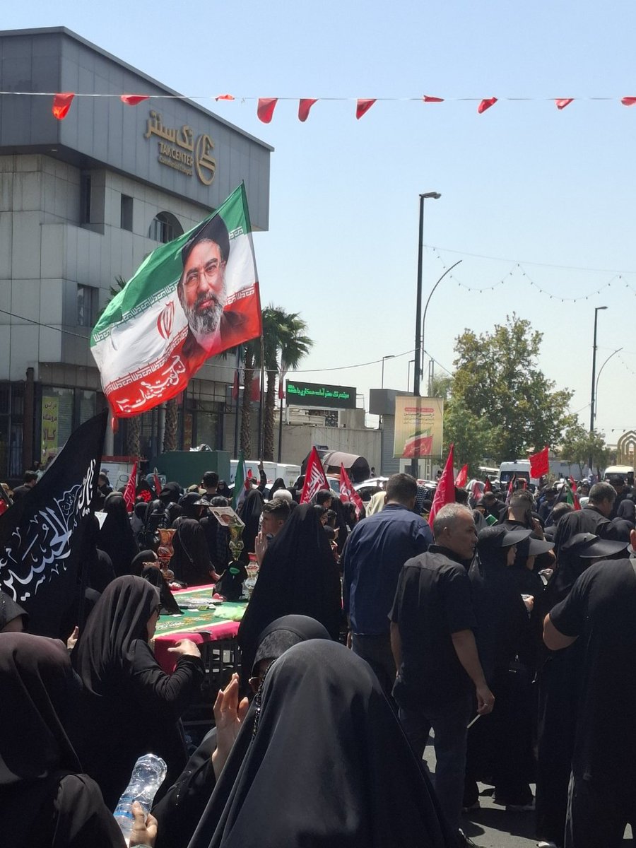 emadsoltanii's tweet photo. پرچم سرخ خونخواهی و شعار لبیک یا خامنه ای ! 
مراسم امسال #جاماندگان_اربعین را خاص تر و متفاوت تر از سال های گذشته کرده بود ! 🚩 https://t.co/oRiqIRXFmg