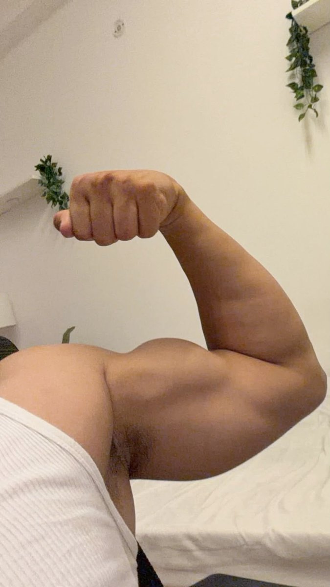 ekalu14's tweet photo. vien lécher je t’attend dans mes dm 🔞🫣 https://t.co/9akFXQLf0U