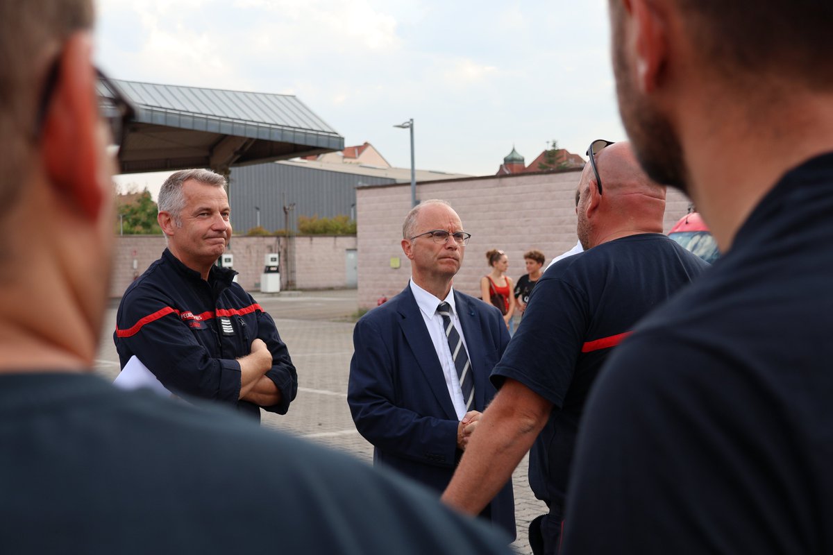 Prefet68's tweet photo. 🚒🇫🇷 Solidarité nationale
@Prefet68 a accueilli ce soir les 14 sapeurs-pompiers du @sdis68 de  retour de Gironde, où ils ont participé à la lutte contre les feux de  forêt au sein d'une colonne nationale de renfort.
Depuis le début de l'été, 76 sapeurs-pompiers haut-rhinois ont participé à 5 colonnes de renfort.
👏 Merci à l'ensemble des sapeurs-pompiers pour leur courage, leur professionnalisme et leur dévouement au service de tous.
🔥⚠️ 9 départs de feu sur 10 sont d'origine humaine : ne jetez pas de mégot  dans la nature, n'allumez pas de feu à proximité des espaces boisés et  respectez les restrictions en vigueur.