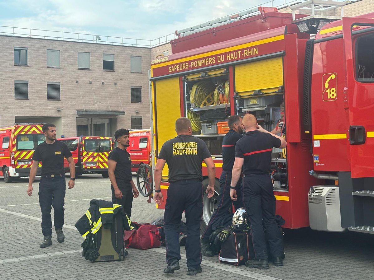 Prefet68's tweet photo. 🚒🇫🇷 Solidarité nationale
@Prefet68 a accueilli ce soir les 14 sapeurs-pompiers du @sdis68 de  retour de Gironde, où ils ont participé à la lutte contre les feux de  forêt au sein d'une colonne nationale de renfort.
Depuis le début de l'été, 76 sapeurs-pompiers haut-rhinois ont participé à 5 colonnes de renfort.
👏 Merci à l'ensemble des sapeurs-pompiers pour leur courage, leur professionnalisme et leur dévouement au service de tous.
🔥⚠️ 9 départs de feu sur 10 sont d'origine humaine : ne jetez pas de mégot  dans la nature, n'allumez pas de feu à proximité des espaces boisés et  respectez les restrictions en vigueur.