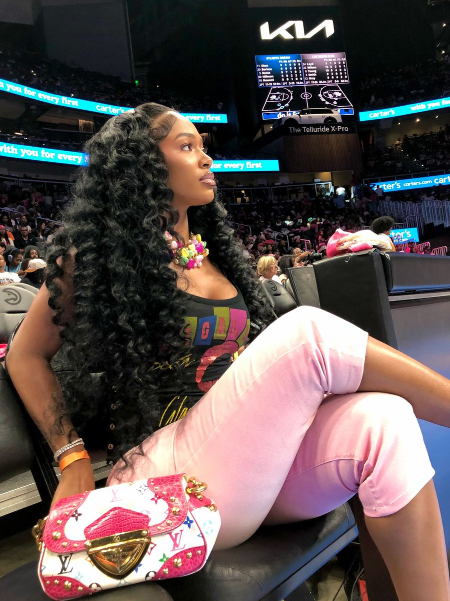 wavecheckers's tweet photo. Dess Dior sitting courtside at the Atlanta Dream game 🔥 https://t.co/KkKyvCuicL