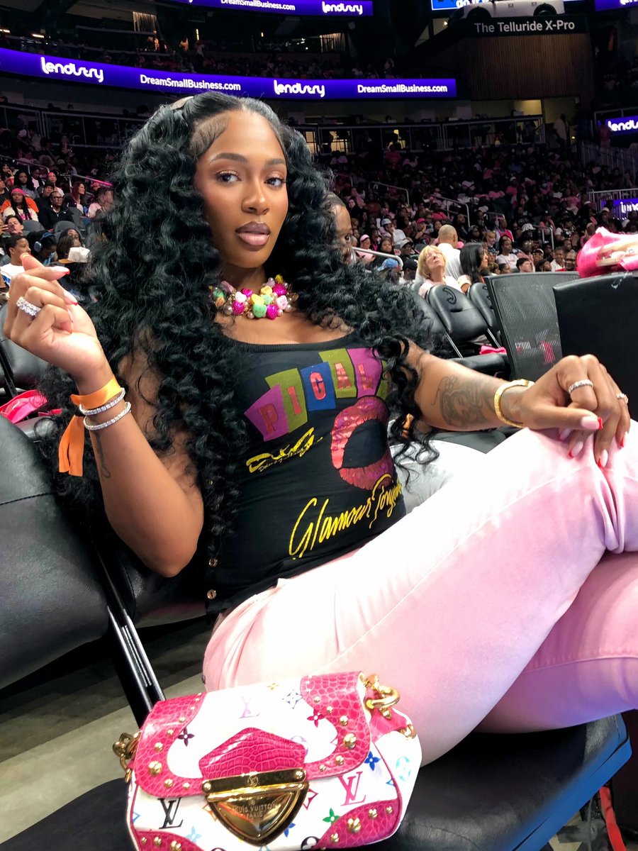 wavecheckers's tweet photo. Dess Dior sitting courtside at the Atlanta Dream game 🔥 https://t.co/KkKyvCuicL