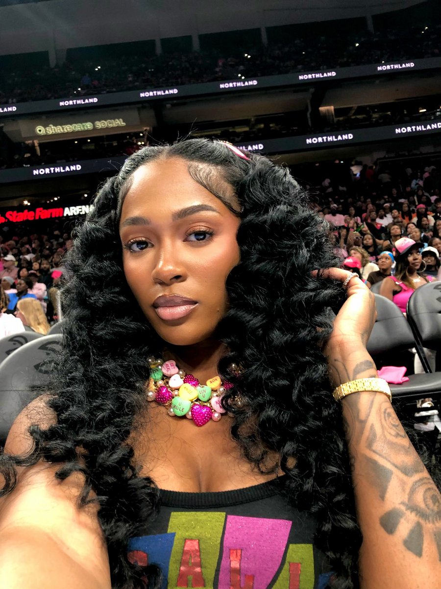 wavecheckers's tweet photo. Dess Dior sitting courtside at the Atlanta Dream game 🔥 https://t.co/KkKyvCuicL