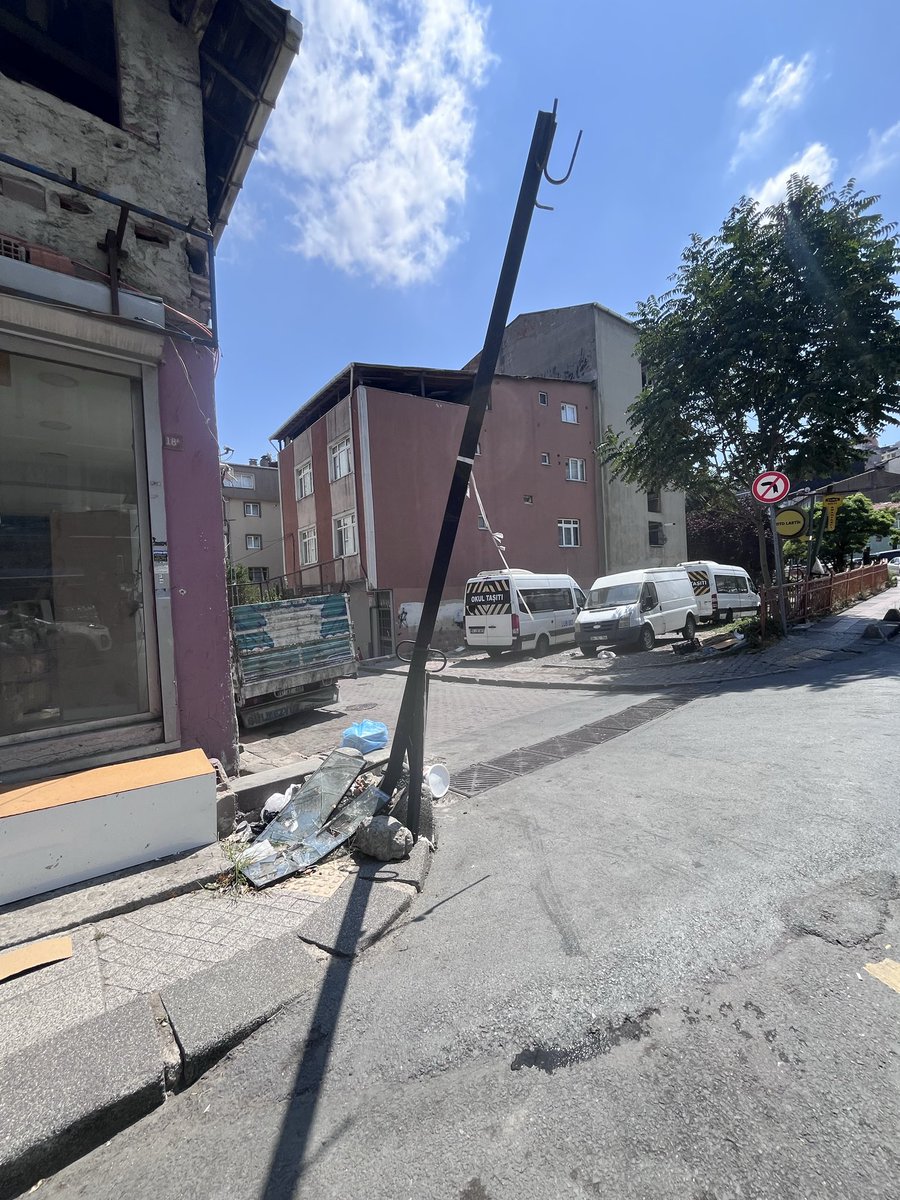 Nilaaaayyyy's tweet photo. Sayın @KagithaneBelTR fevziçakmak caddesi cumartesi pazarı olduğu cadde bu demirlerin insanlara zarar vermesi an meselesi. Pazarın bu caddede olmasın zaten büyük bir sorunken üstüne bu demirlerin birinin canına mal olması da daha büyük bir sorun. Lütfen gereğini yapmanızı rica ed https://t.co/DOv25Lxsfr
