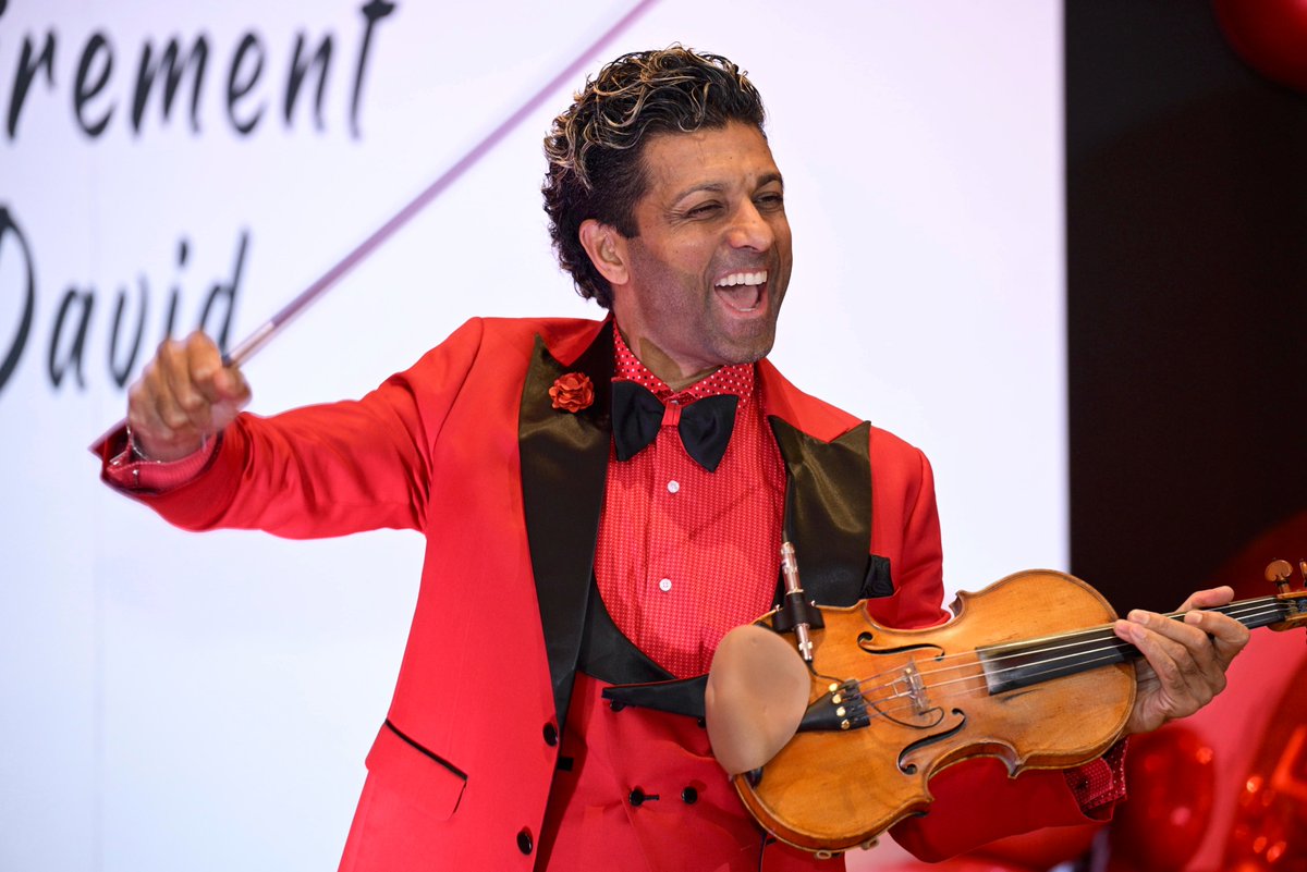 GrenvillePinto's tweet photo. Some live, in-the-moment pics from David M’s Retirement Party. 
Performing alongside Michael Ciufo at this special event. 
Congratulations to David on a great career and outstanding contribution to the Canadian economy. 
👏👏
.
pics by Visions by David
.
.
#gpinto #grenvillepinto #violinist #party #canada