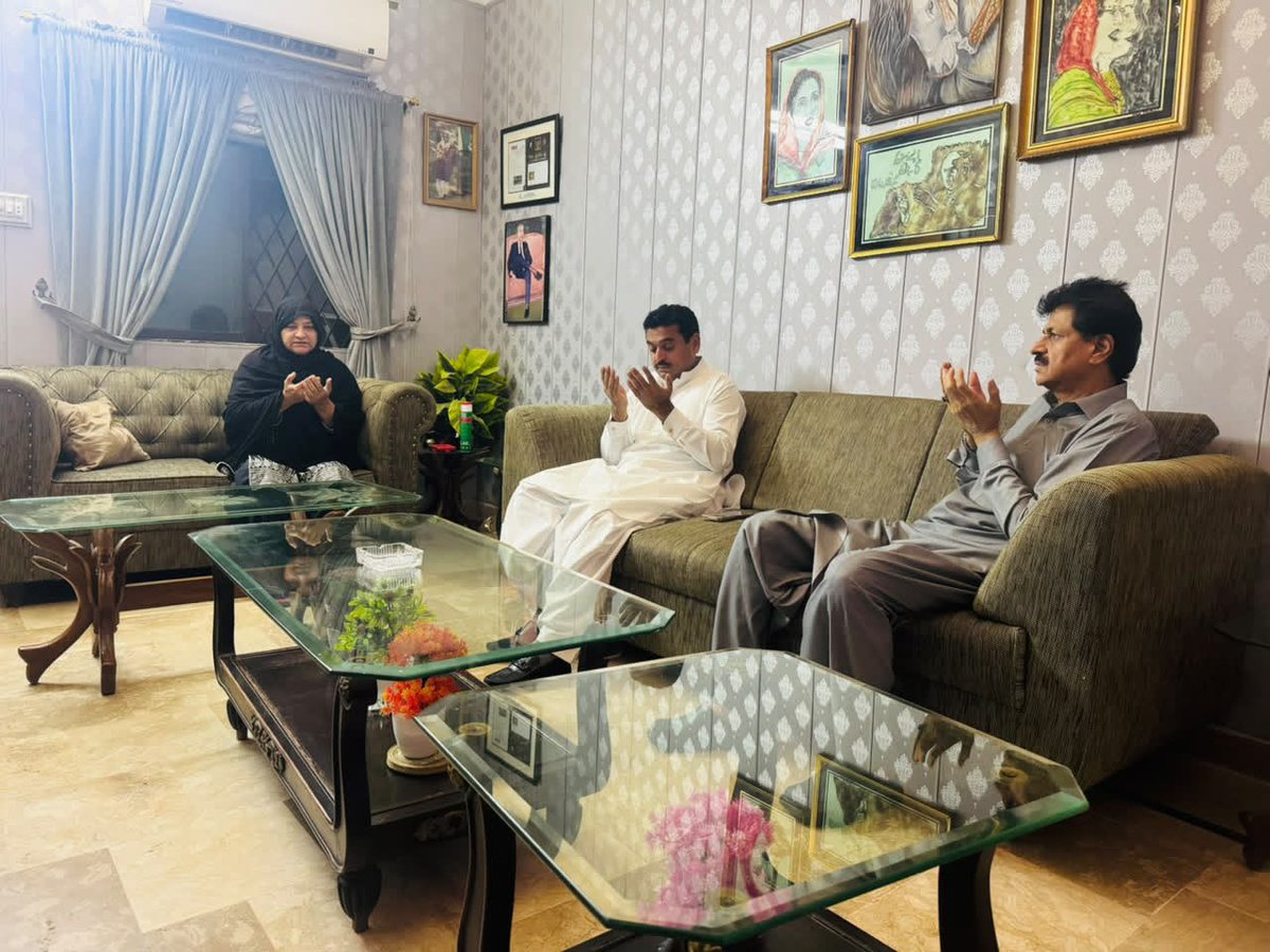 KashifShoroPPP's tweet photo. عبدالجبار خان کے ہمراہ رکنِ سندھ اسمبلی نزہت پٹھان صاحبہ سے ان کے شوہر، مرحوم ڈاکٹر اکبر ڈاہری، سابق میڈیکل سپرنٹنڈنٹ سول اسپتال، لمس حیدرآباد کے انتقال پر تعزیت کی اور مرحوم کی مغفرت، درجاتِ بلندی اور لواحقین کے لیے صبرِ جمیل کی دعا کی۔ https://t.co/7EqS3NyMPN