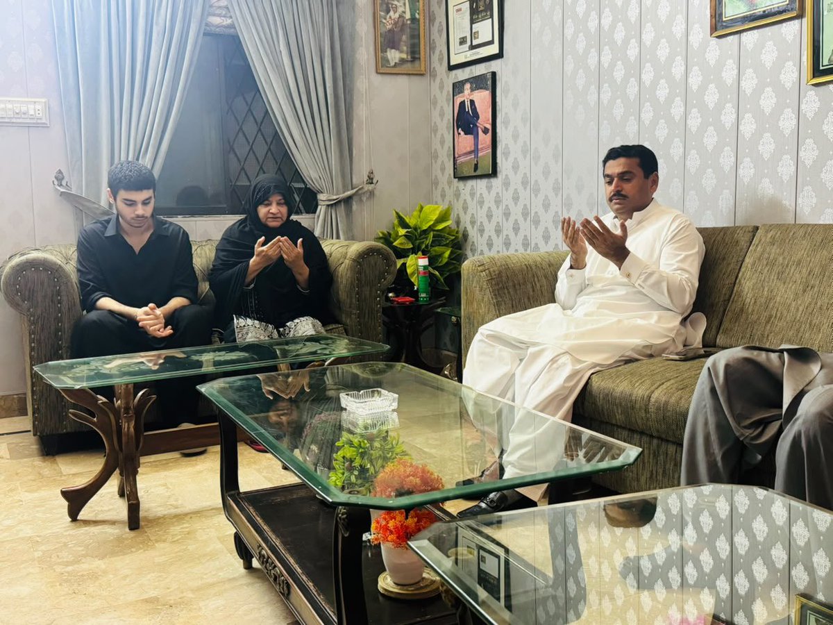KashifShoroPPP's tweet photo. عبدالجبار خان کے ہمراہ رکنِ سندھ اسمبلی نزہت پٹھان صاحبہ سے ان کے شوہر، مرحوم ڈاکٹر اکبر ڈاہری، سابق میڈیکل سپرنٹنڈنٹ سول اسپتال، لمس حیدرآباد کے انتقال پر تعزیت کی اور مرحوم کی مغفرت، درجاتِ بلندی اور لواحقین کے لیے صبرِ جمیل کی دعا کی۔ https://t.co/7EqS3NyMPN