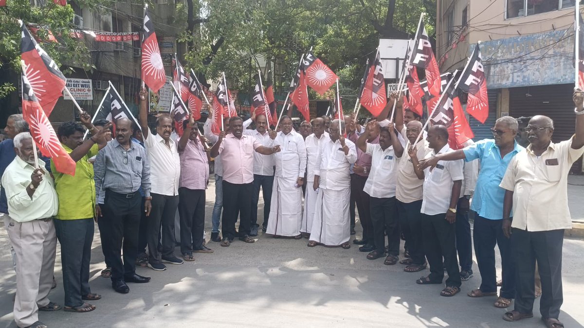 lpfmanimaaran's tweet photo. மாண்புமிகு எதிர்க்கட்சித் தலைவர் அவர்களை விவசாயிகளுக்கு ஆதரவாக குரல் கொடுத்தது திரித்துக் கூறி கைது செய்ததை கண்டித்து சென்னை T.நகரில், நடைபெற்ற ஆர்பாட்டத்தில் தொமுச பேரவை நிர்வாகிகள் மற்றும் மின்கழகத் தொமுச நிர்வாகிகள் உறுப்பினர்கள் கலந்துக்கொண்டு கடும் கண்டனத்தைத் தெரிவித்தோம் https://t.co/yVOnl0Al2u