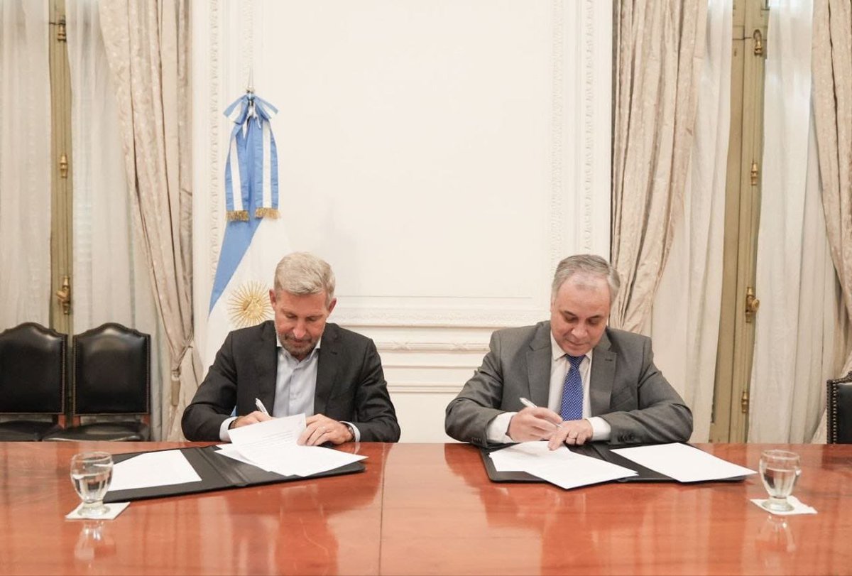 frigeriorogelio's tweet photo. LA NACIÓN EMPIEZA A PAGARLE POR PRIMERA VEZ A ENTRE RÍOS LO QUE LE CORRESPONDE

El acuerdo que firmamos con el director ejecutivo de ANSES, Guillermo Héctor Arancibia, marca un hecho histórico para Entre Ríos: la provincia recibirá $120.000 millones como anticipo del resultado definitivo de la auditoría del ejercicio 2026 del sistema previsional.

Cuando asumimos nos comprometimos a poner orden, defender los intereses de los entrerrianos y hacer sostenible nuestra Caja de Jubilaciones. Eso es lo que estamos haciendo.

Ordenamos la Caja, retomamos auditorías que durante años prácticamente no existieron, reconstruimos la información necesaria para determinar con precisión la deuda y, por primera vez en la historia de Entre Ríos, llevamos este reclamo ante la Corte Suprema. Hoy ese trabajo empieza a dar frutos.

Además, el convenio permite avanzar con las auditorías de los ejercicios 2020 a 2026 para determinar la deuda definitiva y establecer los mecanismos de compensación entre la Nación y la provincia.

Quiero destacar el trabajo conjunto con la ministra @SPettovelloOK, el ministro @LuisCaputoAR, el jefe de gabinete @diegosantilli, @ansesgob y todos los equipos técnicos que acompañaron este proceso para defender los intereses de Entre Ríos.

Cuando una provincia pone orden y defiende con firmeza lo que le corresponde, los resultados llegan.
