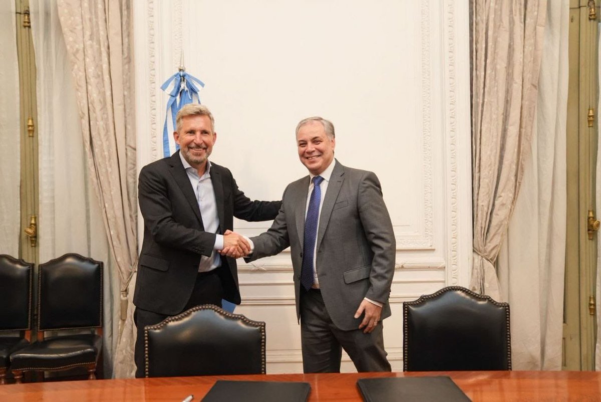 frigeriorogelio's tweet photo. LA NACIÓN EMPIEZA A PAGARLE POR PRIMERA VEZ A ENTRE RÍOS LO QUE LE CORRESPONDE

El acuerdo que firmamos con el director ejecutivo de ANSES, Guillermo Héctor Arancibia, marca un hecho histórico para Entre Ríos: la provincia recibirá $120.000 millones como anticipo del resultado definitivo de la auditoría del ejercicio 2026 del sistema previsional.

Cuando asumimos nos comprometimos a poner orden, defender los intereses de los entrerrianos y hacer sostenible nuestra Caja de Jubilaciones. Eso es lo que estamos haciendo.

Ordenamos la Caja, retomamos auditorías que durante años prácticamente no existieron, reconstruimos la información necesaria para determinar con precisión la deuda y, por primera vez en la historia de Entre Ríos, llevamos este reclamo ante la Corte Suprema. Hoy ese trabajo empieza a dar frutos.

Además, el convenio permite avanzar con las auditorías de los ejercicios 2020 a 2026 para determinar la deuda definitiva y establecer los mecanismos de compensación entre la Nación y la provincia.

Quiero destacar el trabajo conjunto con la ministra @SPettovelloOK, el ministro @LuisCaputoAR, el jefe de gabinete @diegosantilli, @ansesgob y todos los equipos técnicos que acompañaron este proceso para defender los intereses de Entre Ríos.

Cuando una provincia pone orden y defiende con firmeza lo que le corresponde, los resultados llegan.