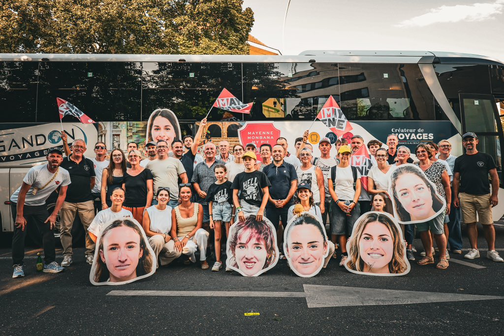 lamayenne's tweet photo. [#TOURDEFRANCE] 💛 50 voix mayennaises au bord des routes du @LeTourFemmes !

À Dijon, nos supporters ont porté haut les couleurs de la Mayenne pour encourager @MayenneCycling sur le #TDFF2026. 🚴‍♀️👏 https://t.co/J3nu12DBTe