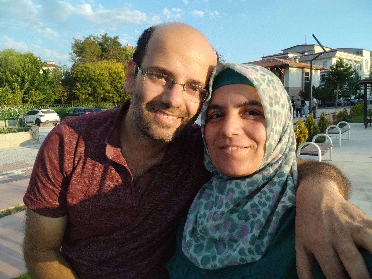 sevincozarslan's tweet photo. 10 ay hapis yatan KHK'lı öğretmen Emine Sarıoğlu, çok şükür ailesine kavuştu. 

O çıktı ama hapiste hala bebekler var. Geçen hafta Sincan Cezaevi'ne, 8-9 aylık bebekleri olan 2 anne daha getirildi. Bir anne çıkıyor, diğerini tutukluyorlar. 

Cezaevinde 1412Hasta

https://t.co/E8V0U4vU8U