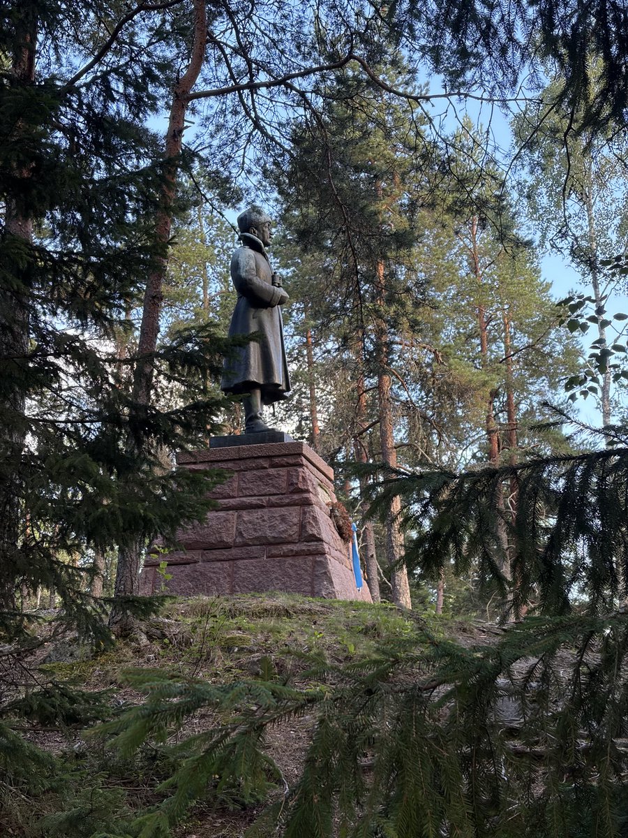 MatsUotila's tweet photo. Tiesitkö, että Tampereen Leinolassa metsän siimeksessä on hieno Mannerheimin patsas?

Punavoimat ovat tänäkin vuonna tärvelleet sitä pariin otteeseen. Ensin se töhrittiin punaisella maalilla, sitten muistolaatta joutui vandalismin kohteeksi. Nyt se on museon hallussa.

Alun perin patsas piti pystyttää Koskipuistoon, mutta 1938 valtuuston päättämä projekti lykkääntyi ja vuonna 1951 kaupunginvaltuusto päätti ettei patsasta pystytetä keskustaan. Punavoimat eivät halunneet sitä näkyvälle paikalle.

Nyt se on Mannerheiminkalliolla, jolla Suomen marsalkan kerrotaan seisoneen Tampereen vapautuksen aikoina vuoden 1918 huhtikuussa.

Minusta patsas voitaisiin hyvin siirtää arvokkaammalle paikalle keskustaan alkuperäisen suunnitelman mukaisesti.