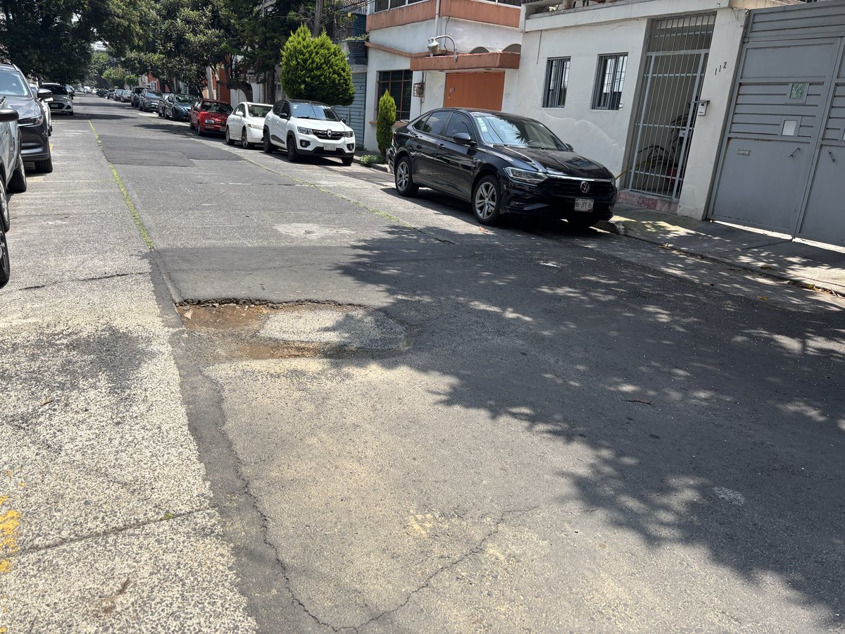 isa_pgz's tweet photo. @LuisMendozaBJ @SolucionesBJ  @ClaraBrugadaM @telediario hace un año reporté este bache y no se atendió, compré  4 bolsas de asfalto en frío y lo tapé, por el tráfico el asfalto se  ha despegado, solicito ayuda para repararlo como debe ser,  por favor. Bonampak y Ángel Urraza. https://t.co/ryRuV1bSHJ
