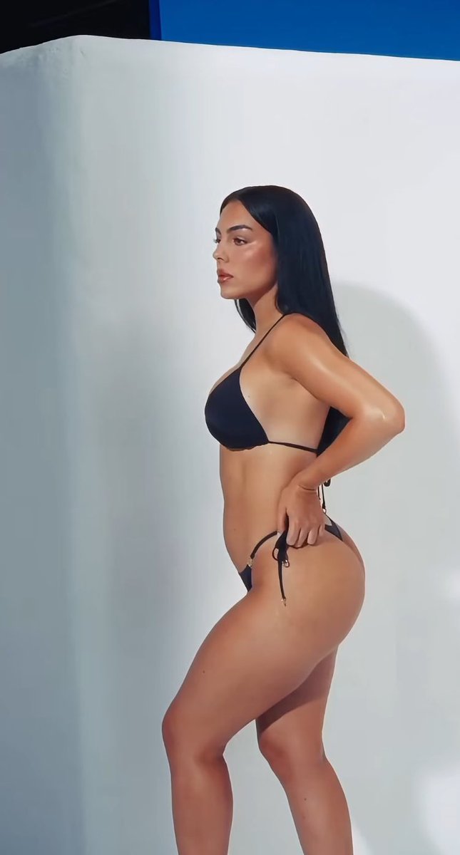 GeorginaRonald0's tweet photo. This is the natural body of a mother of six (three of whom she gave birth to naturally.) Shame on all of you for hating on a woman who has chosen to embrace her natural body. https://t.co/qHHts8pyo6