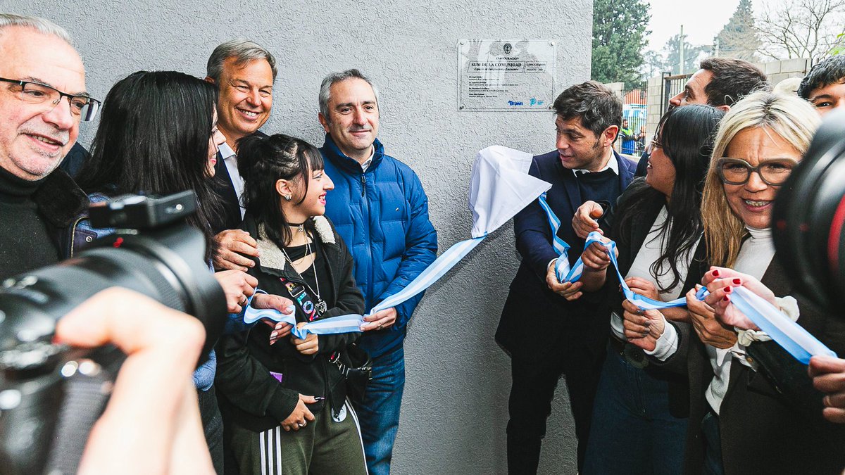 CascallaresPJ's tweet photo. MÁS DERECHOS PARA NUESTROS VECINOS!

🫂🇦🇷 Hoy recibimos en @MunicipioBrown al gobernador @Kicillofok para inaugurar junto a @larroqueandres, @JuanoFabiani, @paulaeichel y @barbi_minan el nuevo SUM del Centro Integrador Comunitario del barrio Rayo de Sol en Longchamps. 

Este es un espacio destinado a fortalecer las actividades sociales, educativas, culturales y recreativas para los vecinos de nuestro querido Almirante Brown.

#BrownConVos