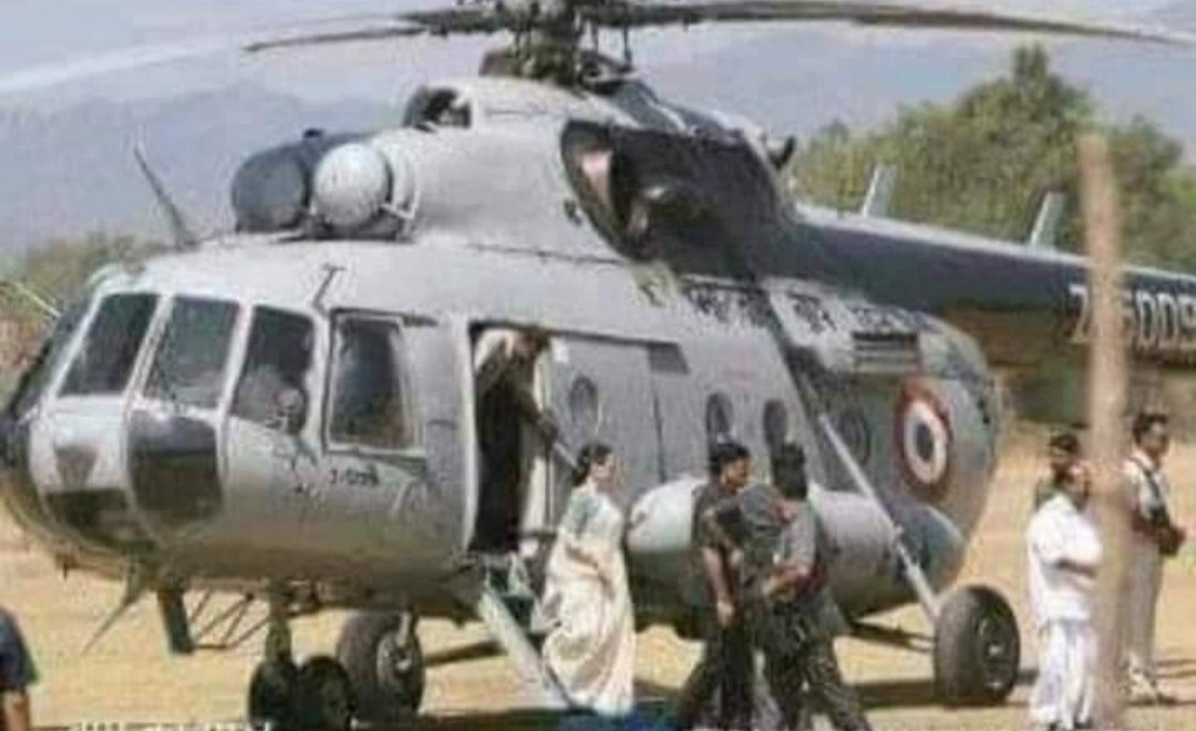 shauryabjym's tweet photo. एक सांसद कांग्रेस के समय में 10 साल तक सेना का हेलीकाप्टर और जेट हवाई जहाज निजी उपयोग के लिए प्रयोग करती रही और मीडिया को भनक भी नहीं?

सोनिया गांधी केवल एक सांसद थी, इसके इतर उनके पास कोई पद नहीं, कोई महत्व का संविधानिक पद नहीं तो फिर उन्हें सेना के हवाई जहाज निजी उपयोग के लिए प्रयोग करने की अनुमति कैसे मिल सकती है, किसने दी यह अनुमति?

केवल पाँच गैर सैनिक नागरिक लोगों को यह अधिकार होता है। वे होते हैं.

1. राष्ट्रपति

2. उपराष्ट्रपति

3. प्रधानमंत्री

4. रक्षा मंत्री

5. गृह मंत्री
👇👇