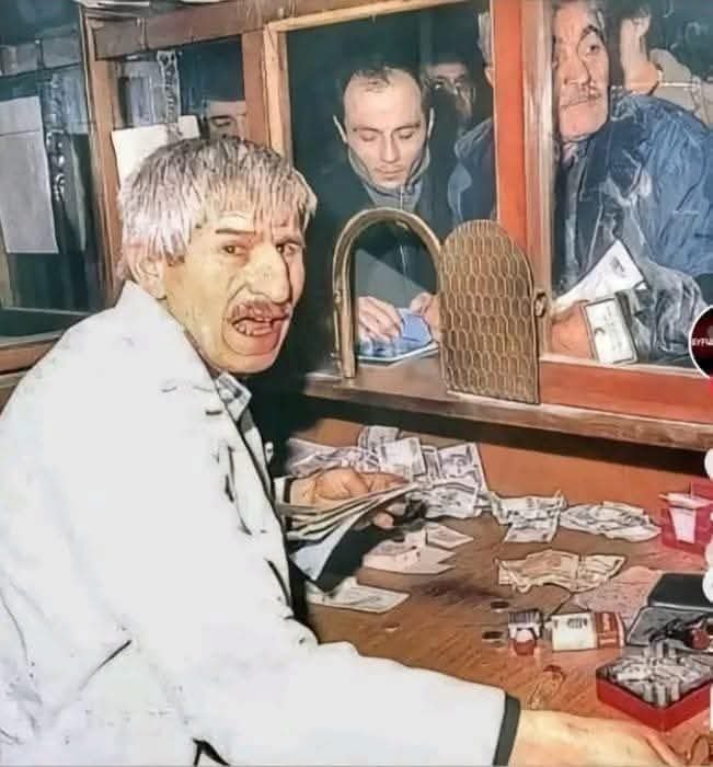 parasizceo's tweet photo. Eski Türkiye'de at yarışı veznesi, şaka şaka SSK veznesi😆 https://t.co/7eiu56ncvN
