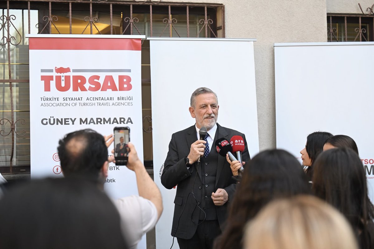 ibrahim_Burkay's tweet photo. BTSO 42. Meslek Komitemiz (Turizm Seyahat Acenteleri) ve TÜRSAB Güney Marmara Bölge Temsil Kurulu iş birliğinde Eğitim Vakfımız bünyesinde faaliyetlerini sürdüren BUTGEM’de düzenlediğimiz Seyahat Acentesi Satış Görevlisi Eğitim Programını başarıyla tamamlayan kursiyerlerimizle bir araya geldik.

BTSO olarak mesleki eğitimi sektörlerin ihtiyaçları doğrultusunda şekillendiriyor, gençlerimizi iş dünyasıyla buluşturan modeller geliştirmeye devam ediyoruz. Eğitim sürecinde sektörün deneyimli temsilcilerinden bilgi ve tecrübe edinen kursiyerlerimiz, düzenlediğimiz network buluşmasında ise seyahat acenteleriyle birebir görüşerek kariyerleri adına önemli temaslar kurma fırsatı yakaladı. 

Nazik ev sahiplikleri ve mesleki eğitime verdikleri kıymetli destek için TÜRSAB Yönetim Kurulu Başkan Yardımcısı ve Turizm Konseyi Başkanımız Hasan Eker, TÜRSAB Güney Marmara Bölge Temsil Kurulu Başkanımız Engin Balta, meclis ve komite üyelerimiz, BUTGEM ailemiz ve programa katkı sunan tüm sektör temsilcilerimize teşekkür ediyorum.

Sertifikalarını alan gençlerimizi yürekten tebrik ediyor, turizm sektörümüze değer katacak başarılı bir kariyer yolculuğu diliyorum.