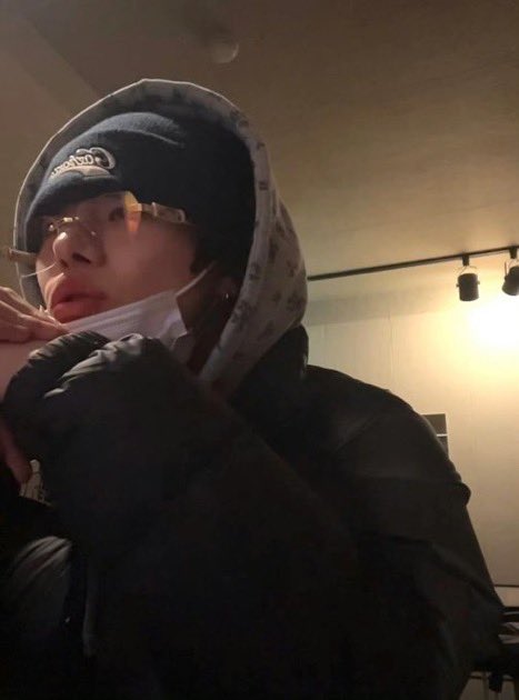 kkkkleo0822's tweet photo. 아  잠시만    함락당함……   저런무테안경에…. … … 다꼬실려고진짜..
 피시방에  저런남자앉아잇으면  몰래훔쳐보다가  눈마주치면 도망감그냥   근데  이분 피시방에서  흡연도안하시고콜라하나시켜서   홀짝마시면서   게임몇판하시다가  유튜브 보실듯걍 https://t.co/sVhekQfLUF