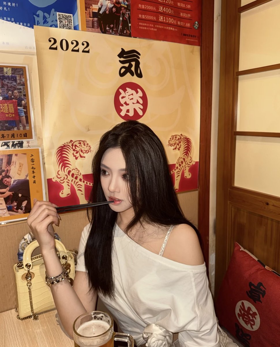 KuhaneckJohn's tweet photo. 现实中做一个乖乖女晚上做一个反差的女人喝点酒好去找个男人干##反差 #母猪 #女大 https://t.co/2Uj5fP5ANW