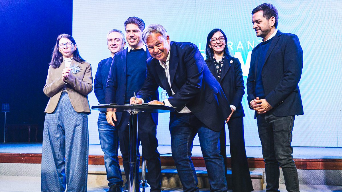 CascallaresPJ's tweet photo. Luego entregamos su escritura a 1521 familias con @Kicillofok, @juanmmena, @larroqueandres, @sbatakis y los equipos de la @escribaniaPBA y de nuestra Subsecretaría Municipal de Tierras. 

Nos llena de orgullo que miles de familias brownianas cuenten a partir de esta jornada con su escritura gratuita que les permite vivir con tranquilidad y proyectar su futuro.

#BrownConVos