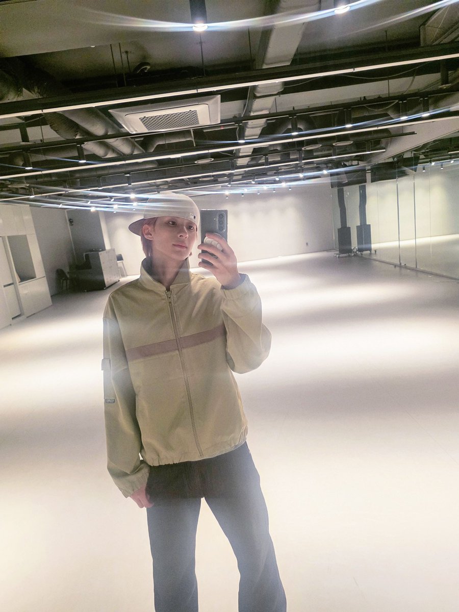 riize_archives's tweet photo. 260805 🦕💭 https://t.co/1RVPdFf48h