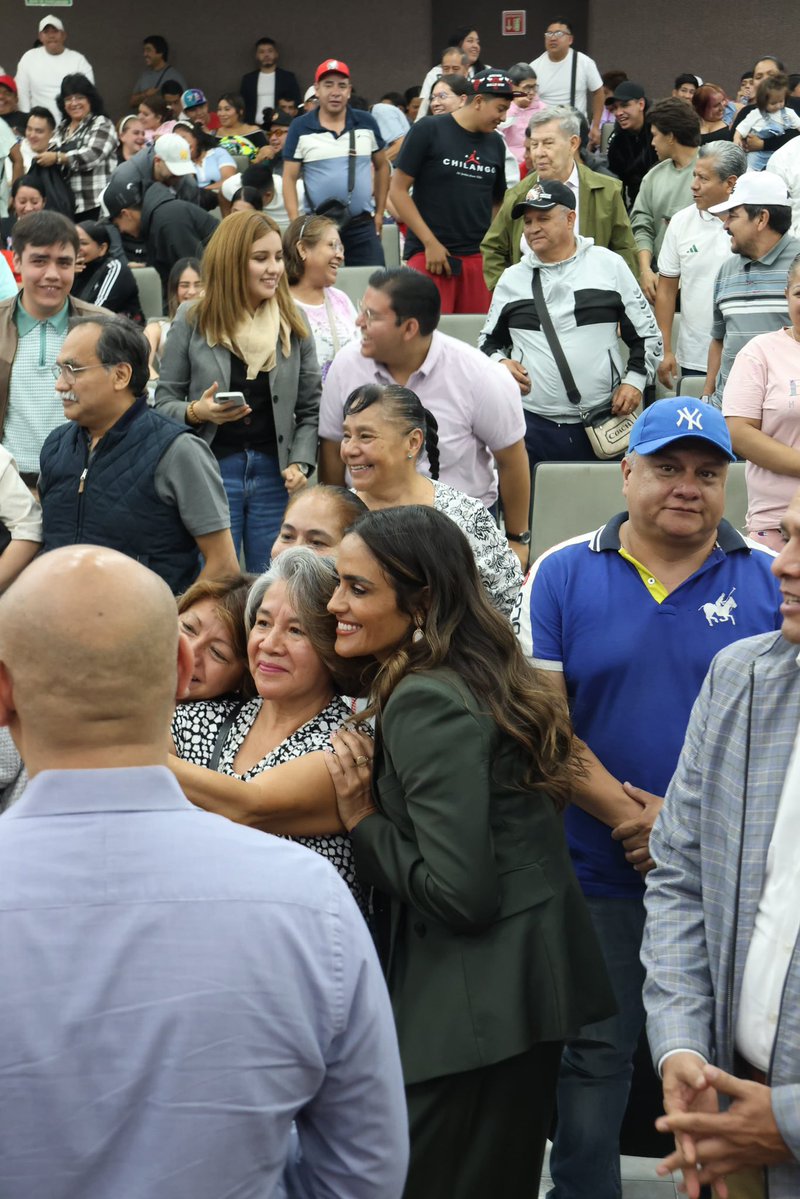 AlessandraRdlv's tweet photo. Reunión con vecinas y vecinos de Cuauhtémoc, nada me da más gusto que reunirme con personas extraordinarias que se preocupan por mejorar su comunidad. https://t.co/TT5p1N1Fwn