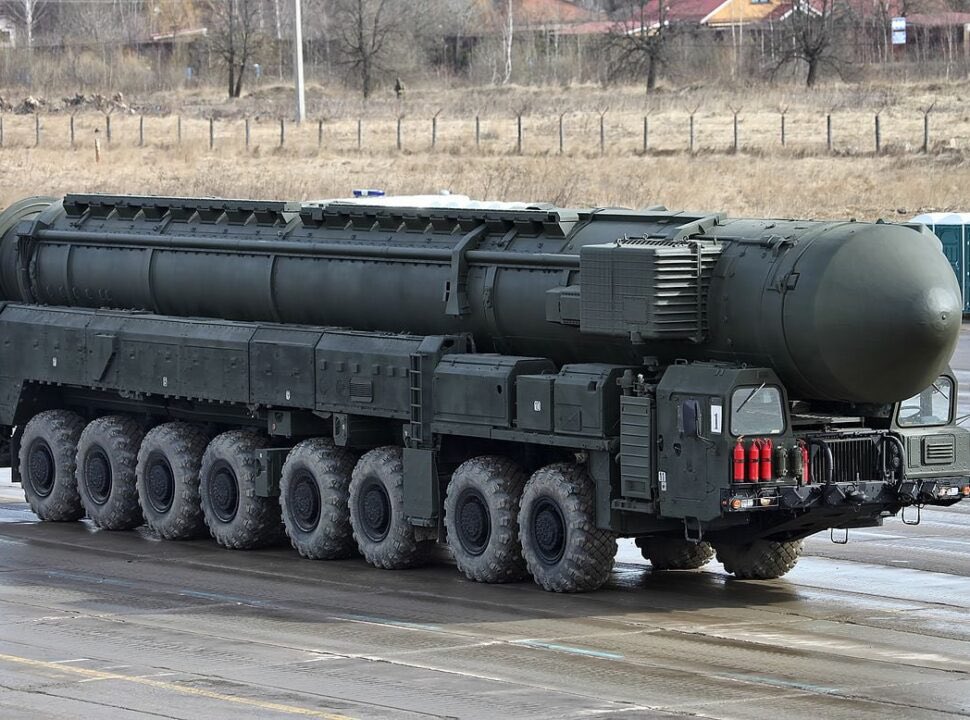JuanAgulloNews's tweet photo. Le #missile ICBM RS-28 #Sarmat n’est toujours pas en service, symptôme du décrochage technologique #russe 🇷🇺
Déclaré opérationnel par #Moscou en septembre 2023, le missile balistique #intercontinental RS-28 Sarmat se trouvait encore en phase d’essais à la mi-juillet 2026, selon une analyse de #DallasAnalytics fondée sur des documents russes 📑
Un essai annoncé comme réussi en mai devait pourtant ouvrir la voie à sa mise en service avant la fin de l’année.
L’écart entre ces annonces successives et l’état apparent du programme dépasse le seul calendrier d’un missile destiné à occuper une place centrale dans la dissuasion nucléaire russe.
https://t.co/n9jY2U3WgI