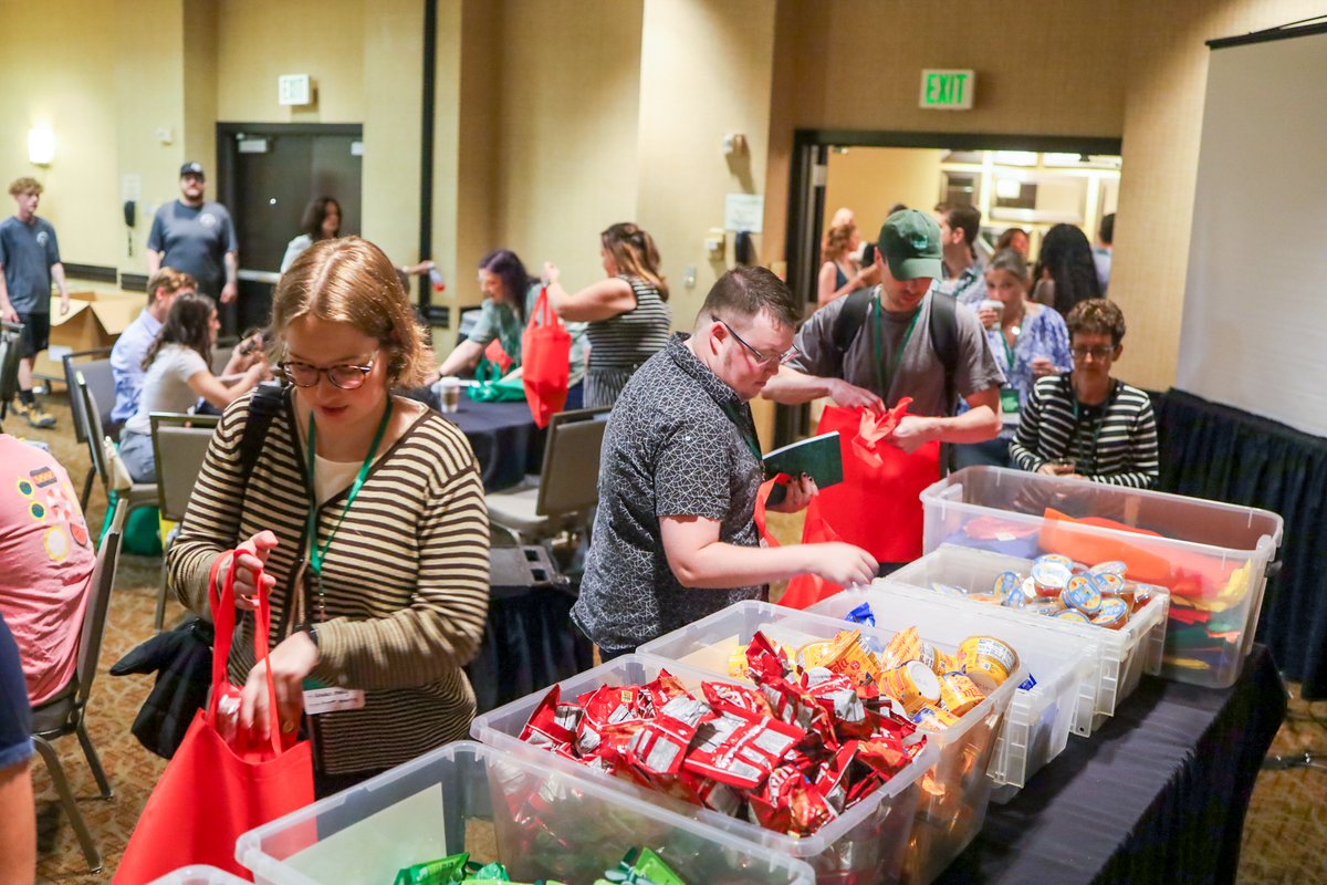UnitedWaySTL's tweet photo. Our newest Service2Go project has officially arrived!

Nearly 180 attendees from @ezCater  annual conference, representing communities across the country, came together to assemble 200 Snack Pack kits for the youth at @gsgbcstl https://t.co/cjLxsgiFux