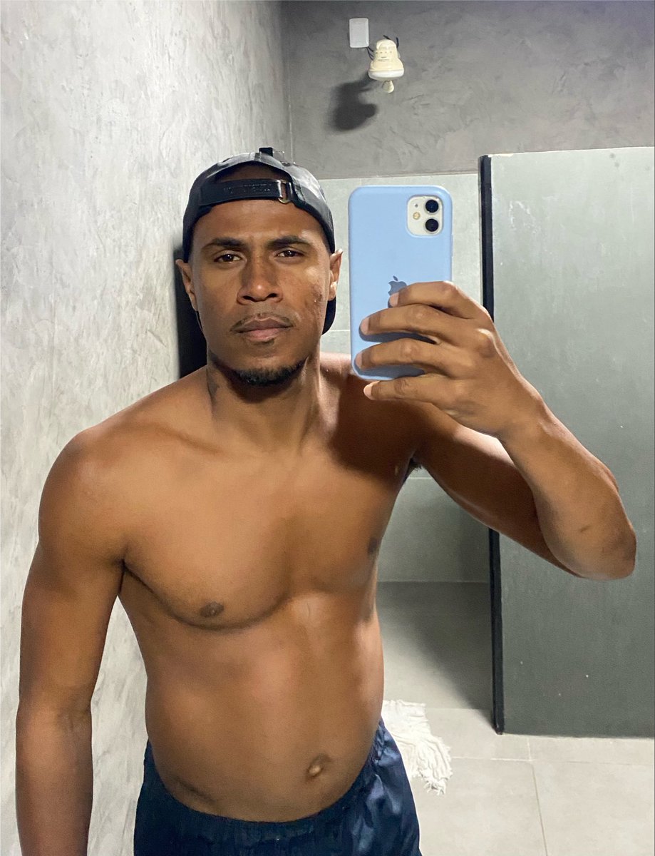 Phdaalta2's tweet photo. A barriga não cai nunca rs https://t.co/Nz3Onbr8BE