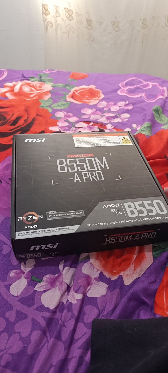 Rubidiox12mas1's tweet photo. Hoy me llegó mi placa madre/motherboard/placa base, tal vez no sea el buen momento para armarse una PC (por los subidones de precios) sin embargo, es algo que siempre he querido hacer.
Iré comprando de a poco, pero por el momento, estoy feliz https://t.co/JYAffcpEJ0