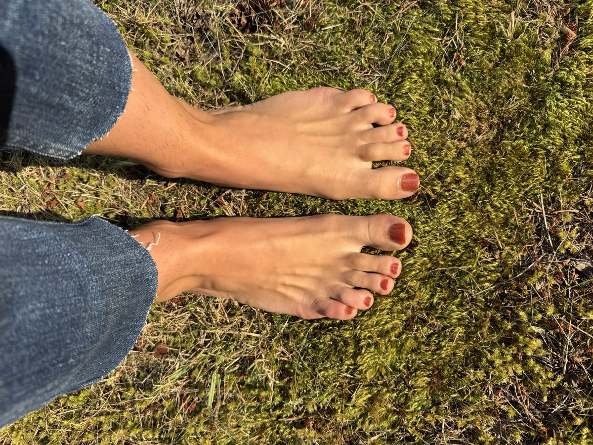 Whiskeytoes's tweet photo. I love my sexy feet and toes ✨ #footfetısh #sexytoes #suckable https://t.co/a04NaMCkPV