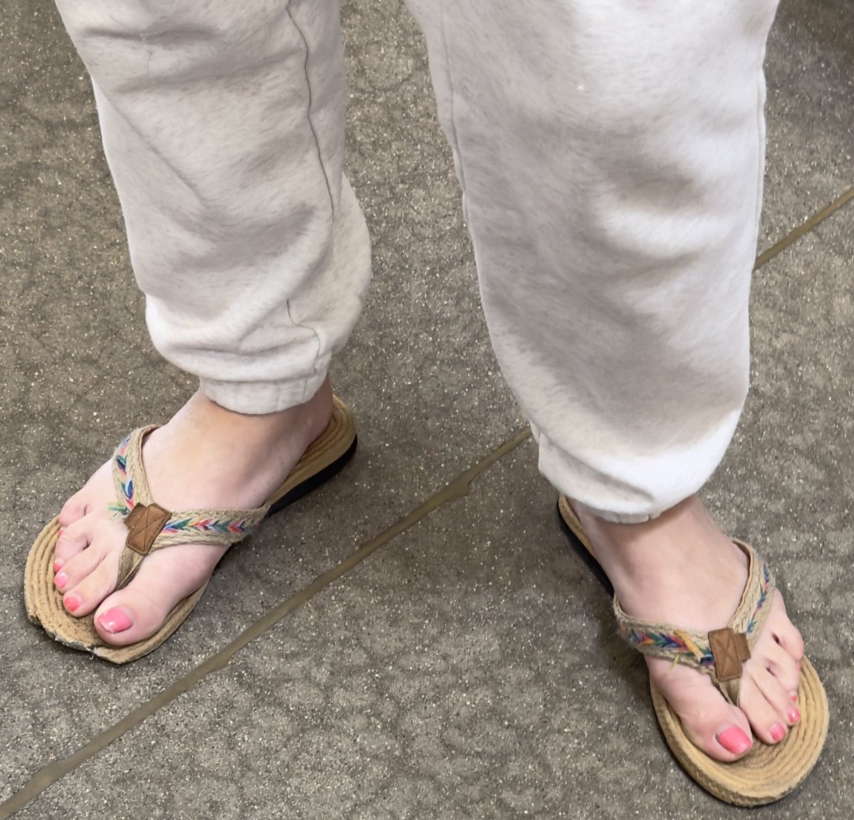 FeetEncounter's tweet photo. White girl that I had waiting while I took pics of her cute pink toes
She was patient and nice while I did 

#candidfeet #candid #candidtoes #pinktoes #publicfeet #publictoes https://t.co/qmKOCwLgkZ