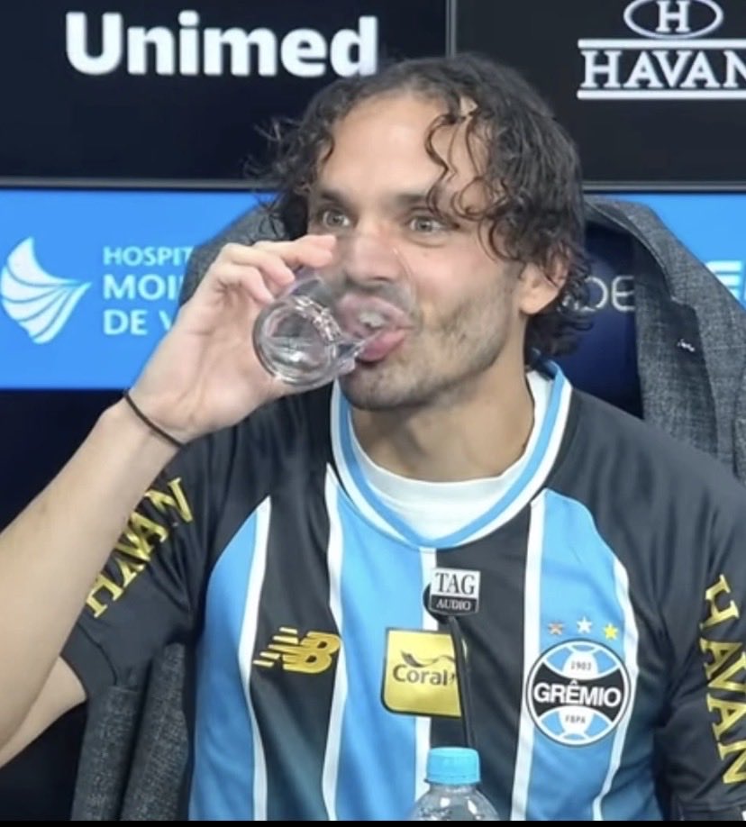 thelifeofmavi's tweet photo. O croata  não sabe nem tomar água
Qual a chance de dar certo? https://t.co/jEz3u7liFF