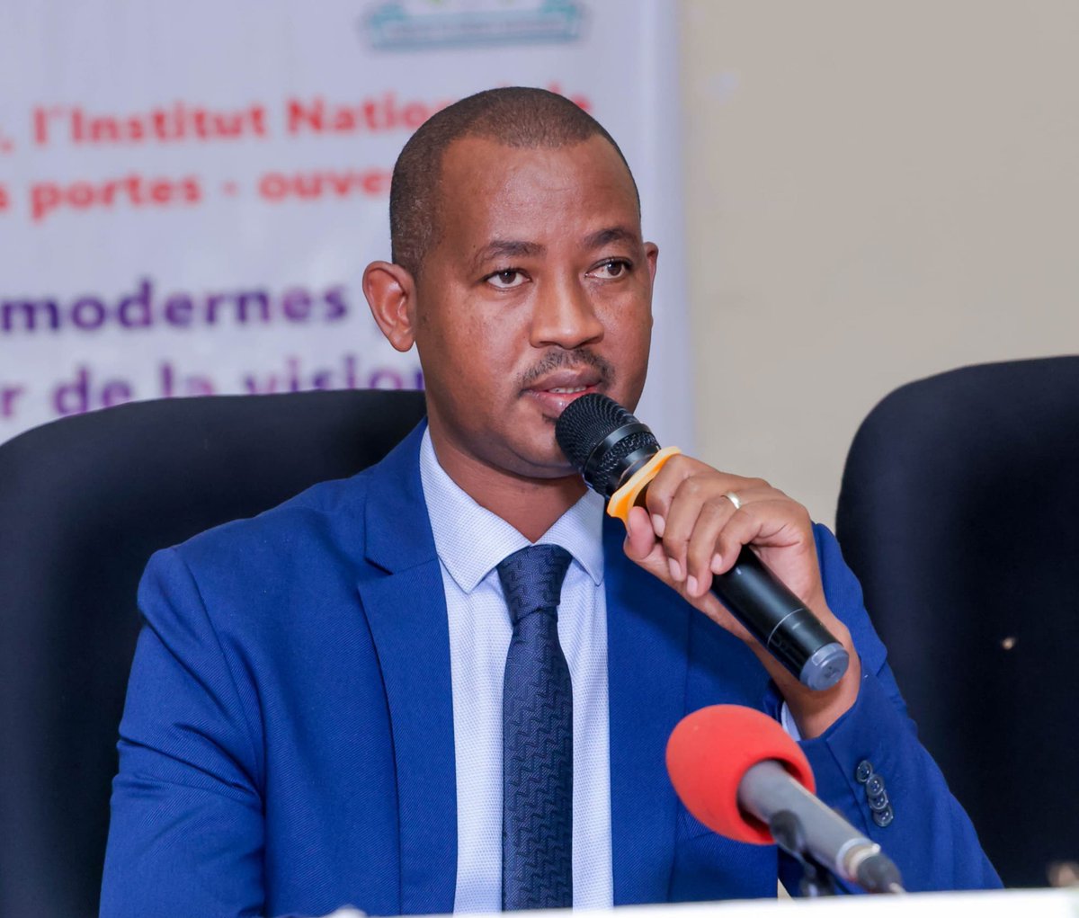 msp_burundi's tweet photo. 🏥 AMAGARA YACU: un nouvel élan pour l'INSP

Le Ministre de la Santé Publique, Dr @FideleDr, a officiellement lancé les journées portes ouvertes de l’Institut National de Santé Publique (INSP), couplées à la remise des infrastructures réalisées dans le cadre du projet structurant AMAGARA YACU, financé par @AFD_France.

L’activité a réuni le représentant de l’Ambassade de France au Burundi, les représentants de l’AFD, le Secrétaire Général de @croix_rougebdi, le Directeur Général de l’INSP ainsi que plusieurs partenaires du secteur de la santé.

Dans son discours, le Ministre a souligné que ces réalisations renforcent le rôle de l’INSP comme institution de référence en matière de formation, de recherche et de diagnostic. « Aujourd’hui, nous ne célébrons pas seulement les acquis du passé, nous posons les bases de la santé du futur », a-t-il déclaré.

Le projet a permis la construction et la réhabilitation d’infrastructures modernes destinées à améliorer la qualité des services, la formation et la recherche en santé publique au Burundi.