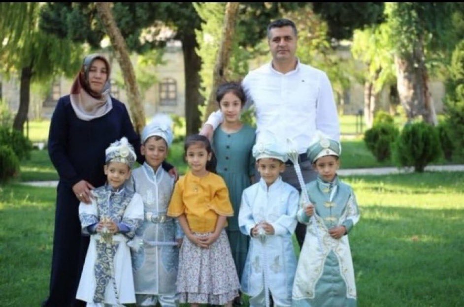 TutsakBebekler's tweet photo. Nurcan Arslan artık özgür; beşizler ve ablaları Vildan artık annelerine sarılabiliyor.

Ama babaları Abdülkadir Arslan, Eylül 2023’ten beri cezaevinde. Çocuklar hâlâ babasız büyüyor.

AİHM kararları ortadayken bu ayrılık artık son bulmalı!

@halktvcomtr 
Cezaevinde 1412Hasta https://t.co/upN6lj9cpY