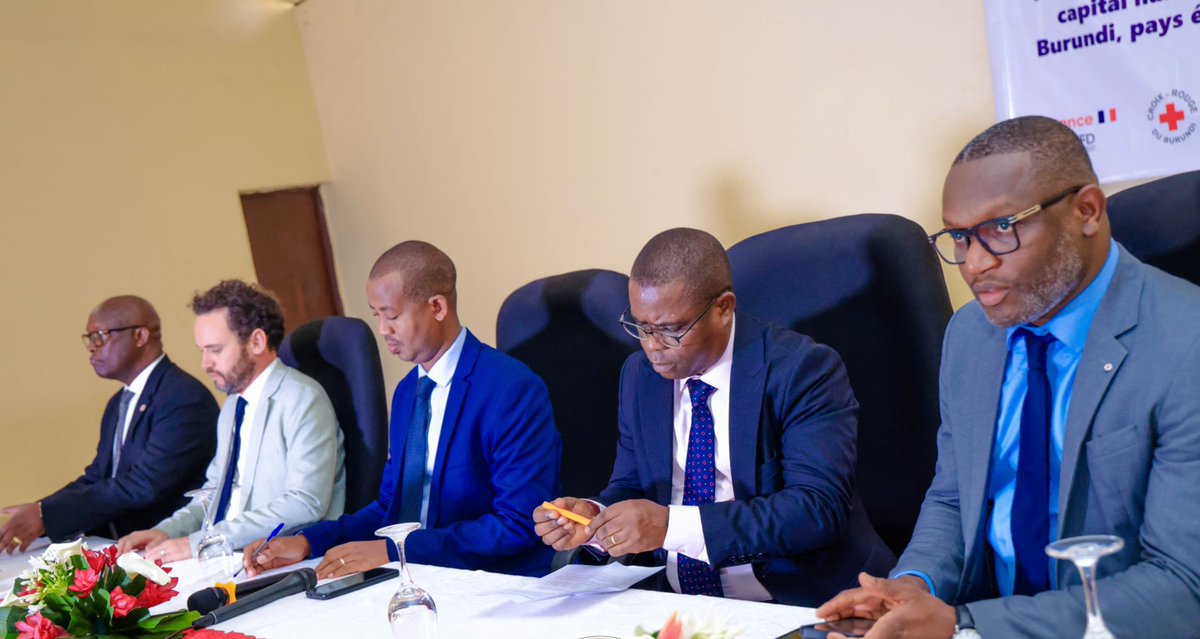 msp_burundi's tweet photo. 🏥 AMAGARA YACU: un nouvel élan pour l'INSP

Le Ministre de la Santé Publique, Dr @FideleDr, a officiellement lancé les journées portes ouvertes de l’Institut National de Santé Publique (INSP), couplées à la remise des infrastructures réalisées dans le cadre du projet structurant AMAGARA YACU, financé par @AFD_France.

L’activité a réuni le représentant de l’Ambassade de France au Burundi, les représentants de l’AFD, le Secrétaire Général de @croix_rougebdi, le Directeur Général de l’INSP ainsi que plusieurs partenaires du secteur de la santé.

Dans son discours, le Ministre a souligné que ces réalisations renforcent le rôle de l’INSP comme institution de référence en matière de formation, de recherche et de diagnostic. « Aujourd’hui, nous ne célébrons pas seulement les acquis du passé, nous posons les bases de la santé du futur », a-t-il déclaré.

Le projet a permis la construction et la réhabilitation d’infrastructures modernes destinées à améliorer la qualité des services, la formation et la recherche en santé publique au Burundi.
