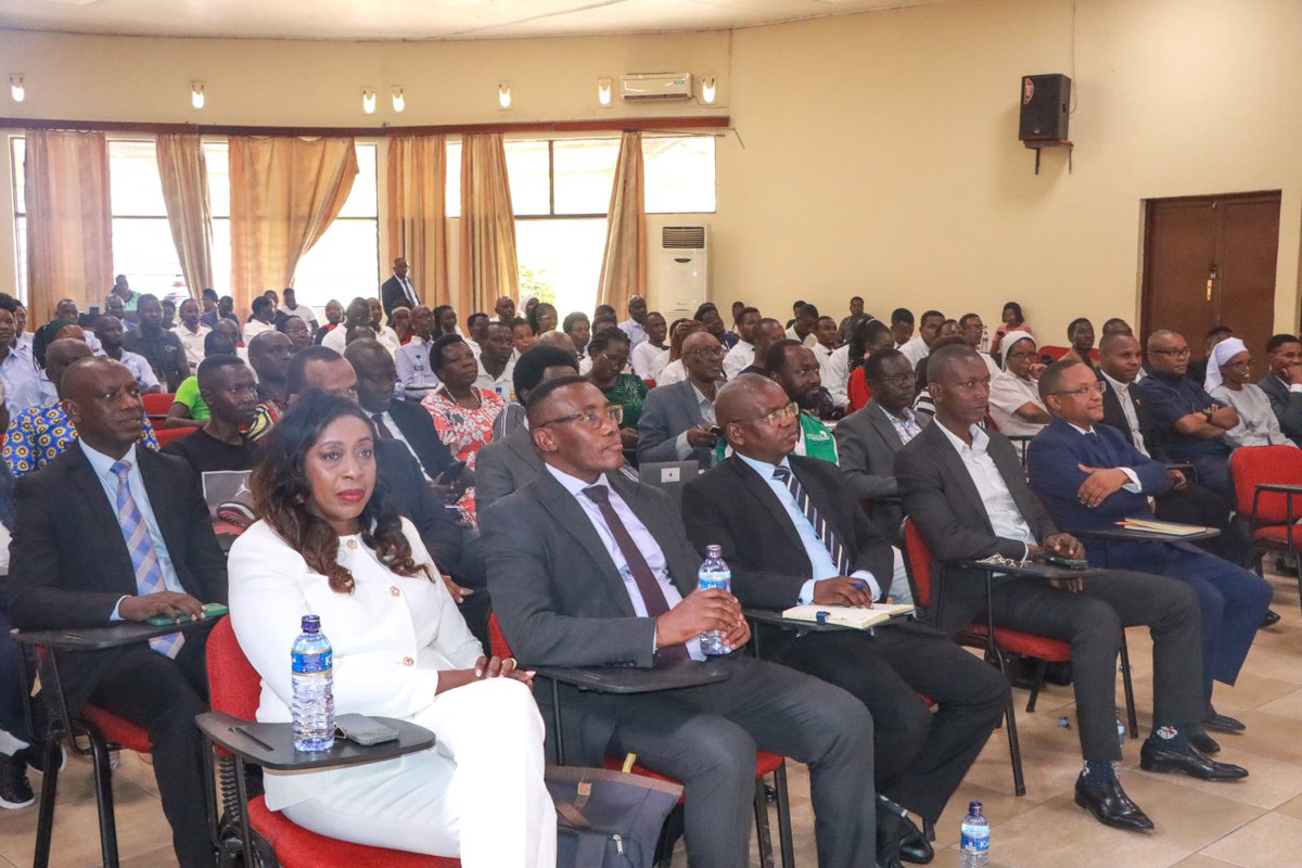 msp_burundi's tweet photo. 🏥 AMAGARA YACU: un nouvel élan pour l'INSP

Le Ministre de la Santé Publique, Dr @FideleDr, a officiellement lancé les journées portes ouvertes de l’Institut National de Santé Publique (INSP), couplées à la remise des infrastructures réalisées dans le cadre du projet structurant AMAGARA YACU, financé par @AFD_France.

L’activité a réuni le représentant de l’Ambassade de France au Burundi, les représentants de l’AFD, le Secrétaire Général de @croix_rougebdi, le Directeur Général de l’INSP ainsi que plusieurs partenaires du secteur de la santé.

Dans son discours, le Ministre a souligné que ces réalisations renforcent le rôle de l’INSP comme institution de référence en matière de formation, de recherche et de diagnostic. « Aujourd’hui, nous ne célébrons pas seulement les acquis du passé, nous posons les bases de la santé du futur », a-t-il déclaré.

Le projet a permis la construction et la réhabilitation d’infrastructures modernes destinées à améliorer la qualité des services, la formation et la recherche en santé publique au Burundi.
