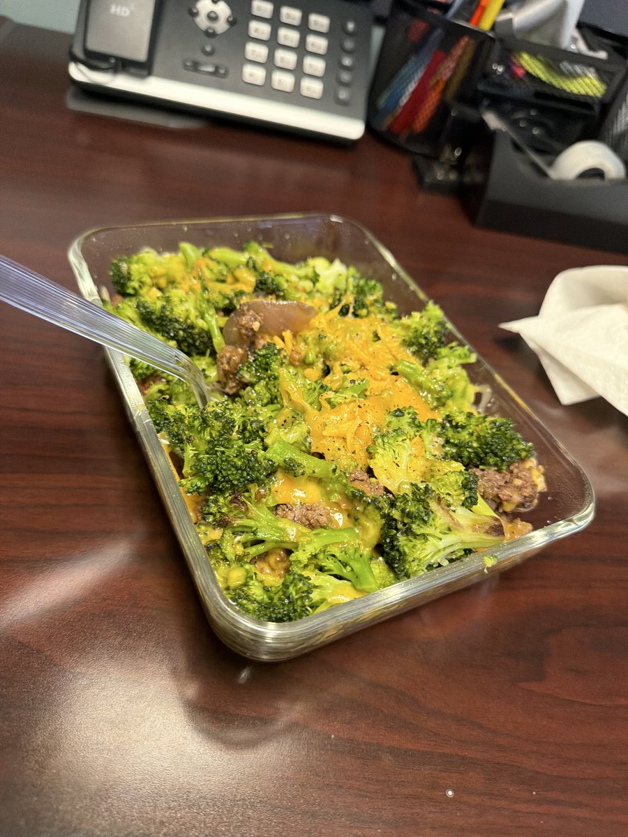CollarChip's tweet photo. Ground beef 
Red onion
Cherry tomatoes 
Broccoli
Cheddar 
Salt pepper garlic powder https://t.co/lq1jFHGm7M
