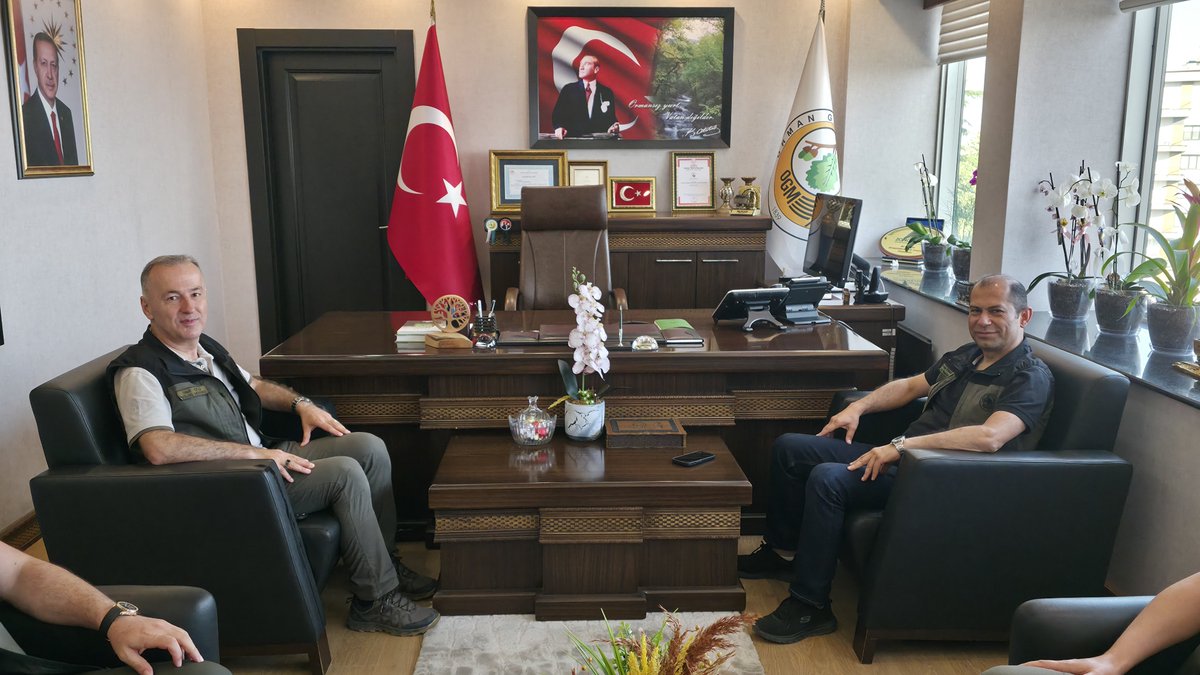 zonguldakobm's tweet photo. Ormanlarımızın Ekosistem Değerleri Yerinde İncelendi

Ekosistem Hizmetleri Daire Başkanımız Sayın Galip Çağatay Tufanoğlu, beraberinde Ekosistem Şube Müdürü Aydın Yumuş ve Bitkisel Ürünler Şube Müdürü Zafer Filiz ile birlikte Zonguldak Orman Bölge Müdürümüz Sayın Halil Oflu'yu makamında ziyaret etti.

Ziyaret kapsamında Bölge Müdürlüğümüz Şeref Defteri'ni imzalayan Sayın Tufanoğlu, Zonguldak Orman Bölge Müdürlüğünün odun dışı orman ürünlerinin sürdürülebilir yönetimi ve ekonomiye kazandırılması, başta defne olmak üzere yöresel orman ürünlerinin değerlendirilmesi, ekoturizm potansiyelinin geliştirilmesi ve ekosistem hizmetlerine yönelik yürütülen çalışmaların, bölgemizin doğal zenginliklerinin korunmasına ve kırsal kalkınmaya önemli katkılar sağladığını ifade etti.

Bölge Müdürümüz Sayın Halil Oflu ise Daire Başkanımızı ağırlamaktan duyduğu memnuniyeti dile getirerek, Bölge Müdürlüğümüzce odun dışı orman ürünleri, ekoturizm, kent ormancılığı ve ekosistem hizmetleri alanlarında yürütülen çalışmalar hakkında bilgi verdi. Sayın Oflu, "Ormanlarımızın yalnızca odun üretimiyle değil, sunduğu tüm ekosistem hizmetleriyle toplumumuza en yüksek faydayı sağlaması için çalışmalarımızı kararlılıkla sürdürüyoruz. Doğayı koruyan, kırsal kalkınmayı destekleyen ve gelecek nesillere değer katan uygulamaları yaygınlaştırmaya devam edeceğiz." dedi.

Program kapsamında Sayın Tufanoğlu ve Sayın Oflu, Safranbolu Sarıçiçek Ekoturizm Alanı, Safranbolu Tıbbi ve Aromatik Bitkiler Bahçesi, İncekaya Orman Parkı (Cam Teras), Ulus Drahna Vadisi Ekoturizm Alanı ile Ulukaya Şelalesi'nde incelemelerde bulundu.

İncelemelerin ardından değerlendirmelerde bulunan Sayın Tufanoğlu, Zonguldak Orman Bölge Müdürlüğünün ekosistem hizmetleri, odun dışı orman ürünleri ve ekoturizm alanlarında yürüttüğü çalışmaların örnek nitelikte olduğunu belirterek, doğal kaynakların korunması ve sürdürülebilir kullanımına yönelik başarılı uygulamaların artarak devam edeceğine inandığını ifade etti.

Bölge Müdürümüz Sayın Halil Oflu ise ekosistem hizmetlerinin geliştirilmesine yönelik projeleri kararlılıkla sürdüreceklerini belirterek, Bölge Müdürlüğü olarak doğal kaynakları koruyan, yerel kalkınmayı destekleyen ve toplumun doğayla bağını güçlendiren çalışmalara öncelik vermeye devam edeceklerini söyledi.

Ziyaret ve saha incelemelerine Bölge Müdür Yardımcımız Sayın Mehmet Pınar, Ekosistem Hizmetleri Şube Müdürümüz Nihan Yazıcı Pınar, Safranbolu Orman İşletme Müdürümüz Eyüp Aksu, Ulus Orman İşletme Müdürümüz Müşerref Tuğba Ekiz Kader ile işletme müdür yardımcıları ve işletme şefleri de katıldı.