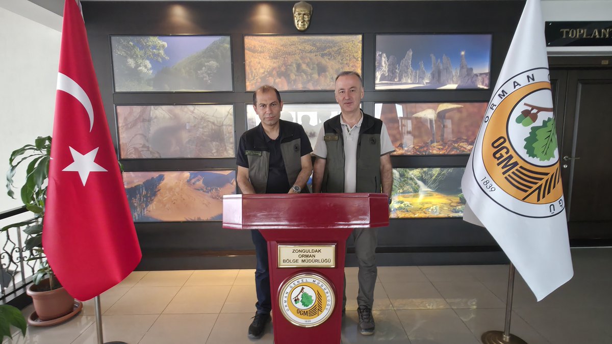 zonguldakobm's tweet photo. Ormanlarımızın Ekosistem Değerleri Yerinde İncelendi

Ekosistem Hizmetleri Daire Başkanımız Sayın Galip Çağatay Tufanoğlu, beraberinde Ekosistem Şube Müdürü Aydın Yumuş ve Bitkisel Ürünler Şube Müdürü Zafer Filiz ile birlikte Zonguldak Orman Bölge Müdürümüz Sayın Halil Oflu'yu makamında ziyaret etti.

Ziyaret kapsamında Bölge Müdürlüğümüz Şeref Defteri'ni imzalayan Sayın Tufanoğlu, Zonguldak Orman Bölge Müdürlüğünün odun dışı orman ürünlerinin sürdürülebilir yönetimi ve ekonomiye kazandırılması, başta defne olmak üzere yöresel orman ürünlerinin değerlendirilmesi, ekoturizm potansiyelinin geliştirilmesi ve ekosistem hizmetlerine yönelik yürütülen çalışmaların, bölgemizin doğal zenginliklerinin korunmasına ve kırsal kalkınmaya önemli katkılar sağladığını ifade etti.

Bölge Müdürümüz Sayın Halil Oflu ise Daire Başkanımızı ağırlamaktan duyduğu memnuniyeti dile getirerek, Bölge Müdürlüğümüzce odun dışı orman ürünleri, ekoturizm, kent ormancılığı ve ekosistem hizmetleri alanlarında yürütülen çalışmalar hakkında bilgi verdi. Sayın Oflu, "Ormanlarımızın yalnızca odun üretimiyle değil, sunduğu tüm ekosistem hizmetleriyle toplumumuza en yüksek faydayı sağlaması için çalışmalarımızı kararlılıkla sürdürüyoruz. Doğayı koruyan, kırsal kalkınmayı destekleyen ve gelecek nesillere değer katan uygulamaları yaygınlaştırmaya devam edeceğiz." dedi.

Program kapsamında Sayın Tufanoğlu ve Sayın Oflu, Safranbolu Sarıçiçek Ekoturizm Alanı, Safranbolu Tıbbi ve Aromatik Bitkiler Bahçesi, İncekaya Orman Parkı (Cam Teras), Ulus Drahna Vadisi Ekoturizm Alanı ile Ulukaya Şelalesi'nde incelemelerde bulundu.

İncelemelerin ardından değerlendirmelerde bulunan Sayın Tufanoğlu, Zonguldak Orman Bölge Müdürlüğünün ekosistem hizmetleri, odun dışı orman ürünleri ve ekoturizm alanlarında yürüttüğü çalışmaların örnek nitelikte olduğunu belirterek, doğal kaynakların korunması ve sürdürülebilir kullanımına yönelik başarılı uygulamaların artarak devam edeceğine inandığını ifade etti.

Bölge Müdürümüz Sayın Halil Oflu ise ekosistem hizmetlerinin geliştirilmesine yönelik projeleri kararlılıkla sürdüreceklerini belirterek, Bölge Müdürlüğü olarak doğal kaynakları koruyan, yerel kalkınmayı destekleyen ve toplumun doğayla bağını güçlendiren çalışmalara öncelik vermeye devam edeceklerini söyledi.

Ziyaret ve saha incelemelerine Bölge Müdür Yardımcımız Sayın Mehmet Pınar, Ekosistem Hizmetleri Şube Müdürümüz Nihan Yazıcı Pınar, Safranbolu Orman İşletme Müdürümüz Eyüp Aksu, Ulus Orman İşletme Müdürümüz Müşerref Tuğba Ekiz Kader ile işletme müdür yardımcıları ve işletme şefleri de katıldı.