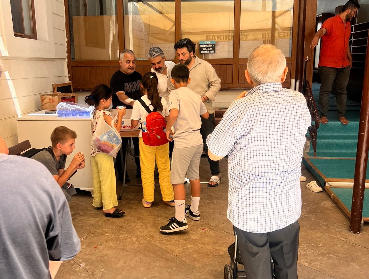 EnsarVakfi's tweet photo. 🔵 Hamidiye Camii Yaz Kur'an Kursu Öğrencilerine Lezzetli Sürpriz

Ensar Vakfı Bakırköy Şubesi, Osmaniye Mahallesi'ndeki Hamidiye Camii Yaz Kur'an Kursu'nda eğitim gören çocuklara çiğ köfte dürüm ve ayran ikram ederek yüzleri güldürdü. 👇

🔗 https://t.co/Gk7Qg6qBU1 #EnsarVakfı #Bakırköy | @EnsarBakirkoy