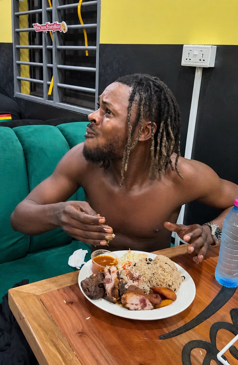 Gh_Durk's tweet photo. Sometimes it’s just a little common sense that could change your life 

You’re hosting Davido on a twitter space? You’re a minor YouTuber and instead of interviewing him on YouTube,  you’re after X likes 💔💔💔💔💔💔💔💔💔

You could act smart and he will help you like he did Carterefe