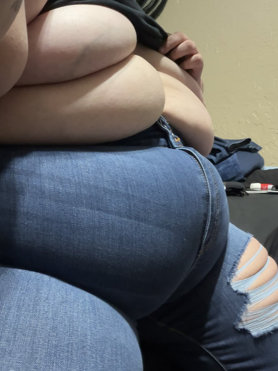 vib3rantxviolet's tweet photo. fat women spilling over in their jeans that’s it that’s the tweet https://t.co/ZiXfzQvFHn