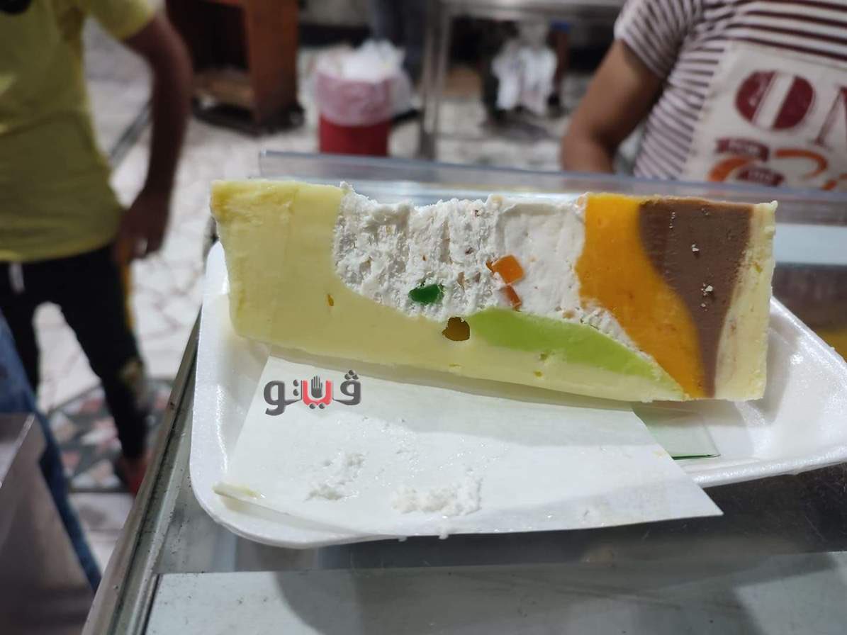 M7rusa's tweet photo. مرة واحنا خارجين من بورسعيد قلت لاحمد تعال نجيب كاساتا، واحنا في الطر��ق لسلسبيل بتاع الكاساتا احمد اتقمص لسبب لا أذكره، جبت الكاساتا ما رضيش ياكلها، طلعنا ع الطريق وكان يوم حر جداً، قفلت الطبق الفوم كويس وحطيته قدام التكييف، وعند أول كارتة اديت طبق الكاساتا المثلجة للعسكري، وقلت لنفسي سبحان الله، فيه أم في مكان ما قلقت على ابنها المداوم في الحر وقالت ربنا يطري عليك يا حبيبي، فربنا يذكرني بالكاساتا ويغضّب احمد ويسوقنا لابنها في عز الحر نطري عليه… ثم يقلق ابن آدم على رزقه 💚
