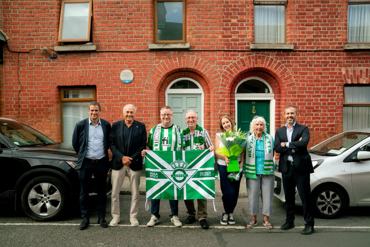 RealBetis's tweet photo. No podíamos dejar pasar la ocasión de visitar Dublín sin rendir homenaje a Patrick O’Connell, entrenador del Betis campeón de Liga en 1935.

Nuestro agradecimiento a la @PatricioFund y a las Peñas Béticas @PBeticaLondres, @RBetisEscocia y @BlythBetis por acompañarnos en un día tan especial.