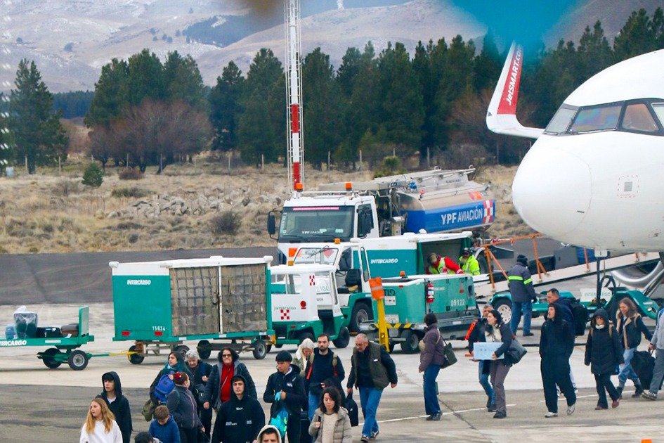 Rolo_Figueroa's tweet photo. VUELVEN LOS VUELOS DE NEUQUÉN A CHOS MALAL Y SAN MARTÍN DE LOS ANDES

Recuperamos la conectividad aérea del norte y sur neuquino. Desde el 14 de septiembre, American Jet conectará Chos Malal con Neuquén dos veces por semana. En tanto, el vuelo Chapelco - Neuquén tendrá tres frecuencias semanales.

Es desarrollo, turismo y nuevas oportunidades para toda la provincia.